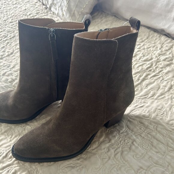 Banana Republic Dark Green Suede Ankle Boots With Side Zipper & Block Heel - Picture 10 of 11